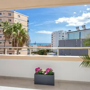gran-terraza-andando-a-la-playa-puerto-marina.1costadelsol.com/